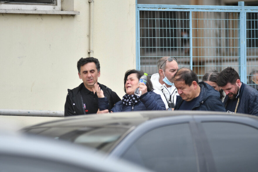 Σύγκρουση τρένων: Η κραυγή μητέρας έξω από το νοσοκομείο της Λάρισας - «Πού είναι το κορίτσι μου;»