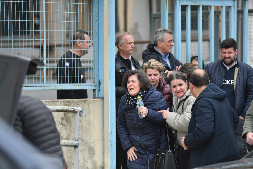 Σύγκρουση τρένων: Η κραυγή μητέρας έξω από το νοσοκομείο της Λάρισας - «Πού είναι το κορίτσι μου;»