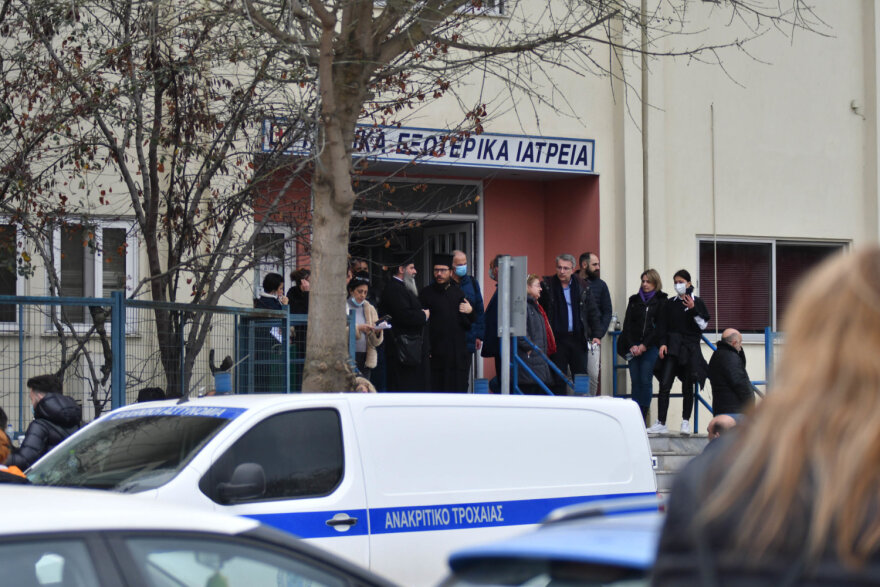 Σύγκρουση τρένων: Η κραυγή μητέρας έξω από το νοσοκομείο της Λάρισας - «Πού είναι το κορίτσι μου;»