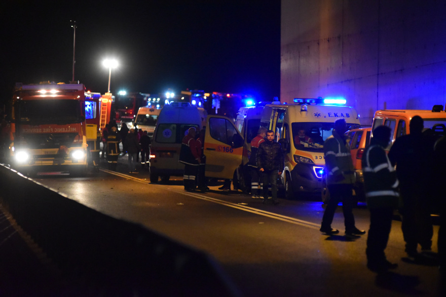 Σύγκρουση τρένων στη Λάρισα: Η τραγωδία σε φωτογραφίες - Δεκάδες νεκροί, συνεχίζονται οι έρευνες