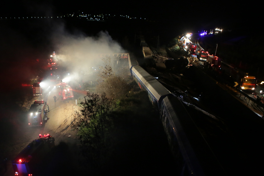 Σύγκρουση τρένων στη Λάρισα: Η τραγωδία σε φωτογραφίες - Δεκάδες νεκροί, συνεχίζονται οι έρευνες