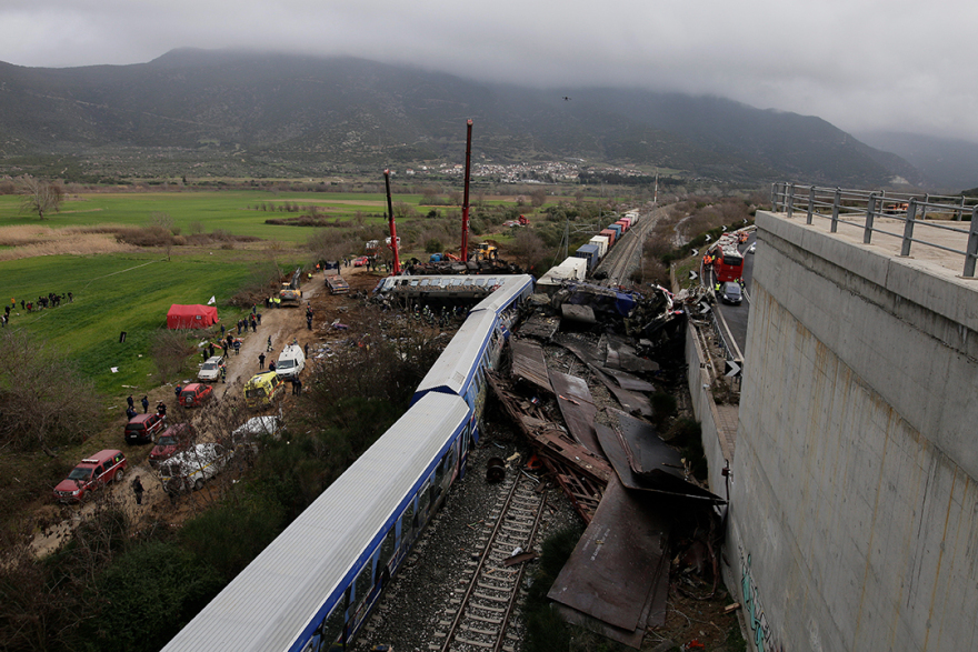 Σύγκρουση τρένων στη Λάρισα: Η τραγωδία σε φωτογραφίες - Δεκάδες νεκροί, συνεχίζονται οι έρευνες