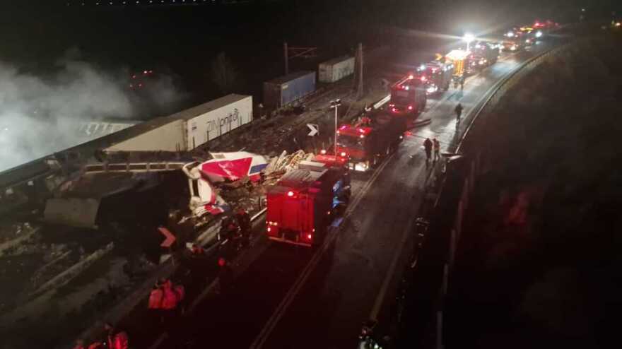 Σύγκρουση τρένων στη Λάρισα: 38 νεκροί και 66 οι τραυματίες, 6 σε ΜΕΘ - Υπάρχουν αγνοούμενοι