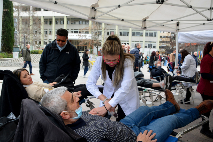Σύγκρουση τρένων: Συγκινητικές εικόνες στην κεντρική πλατεία της Λάρισας - Ουρές για την έκτακτη αιμοδοσία