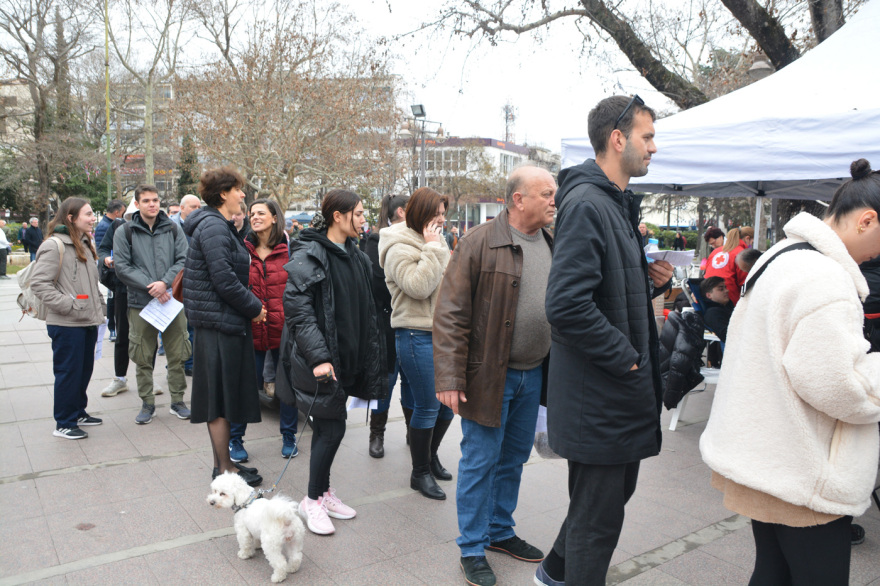 Σύγκρουση τρένων: Συγκινητικές εικόνες στην κεντρική πλατεία της Λάρισας - Ουρές για την έκτακτη αιμοδοσία