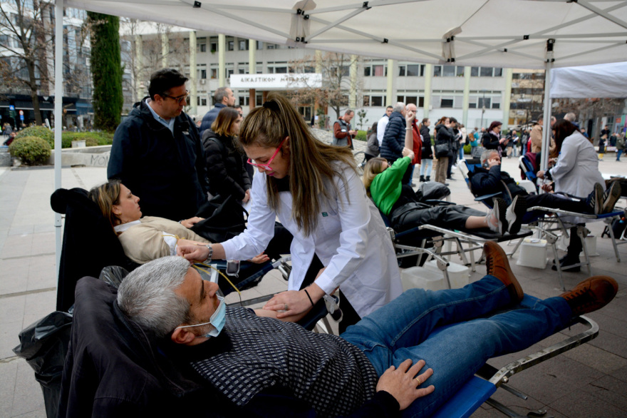 Σύγκρουση τρένων: Συγκινητικές εικόνες στην κεντρική πλατεία της Λάρισας - Ουρές για την έκτακτη αιμοδοσία