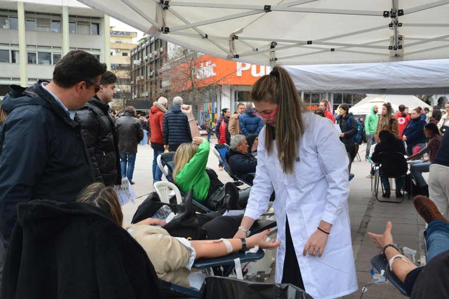 Σύγκρουση τρένων: Συγκινητικές εικόνες στην κεντρική πλατεία της Λάρισας - Ουρές για την έκτακτη αιμοδοσία