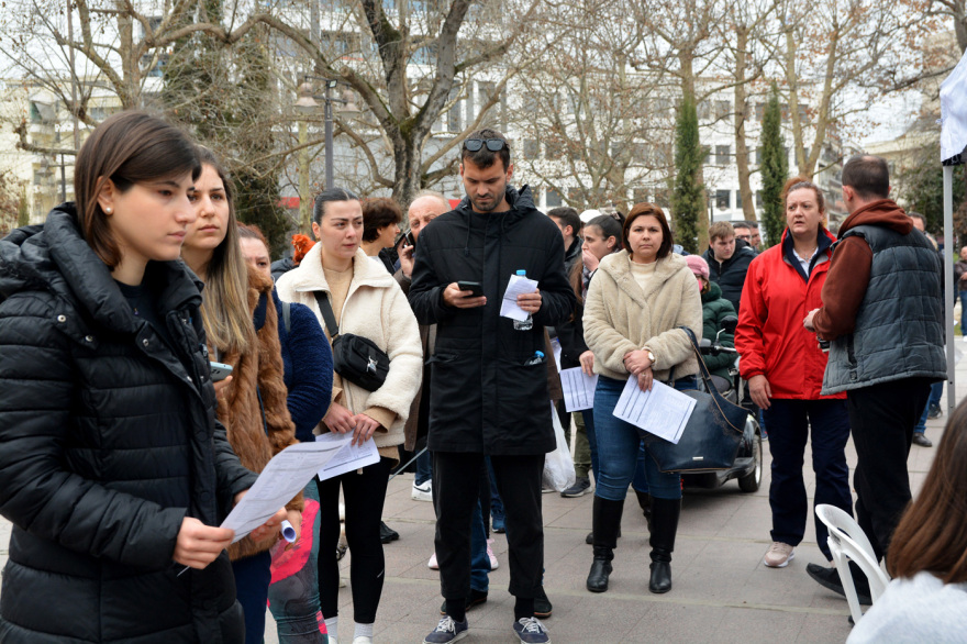 Σύγκρουση τρένων: Συγκινητικές εικόνες στην κεντρική πλατεία της Λάρισας - Ουρές για την έκτακτη αιμοδοσία