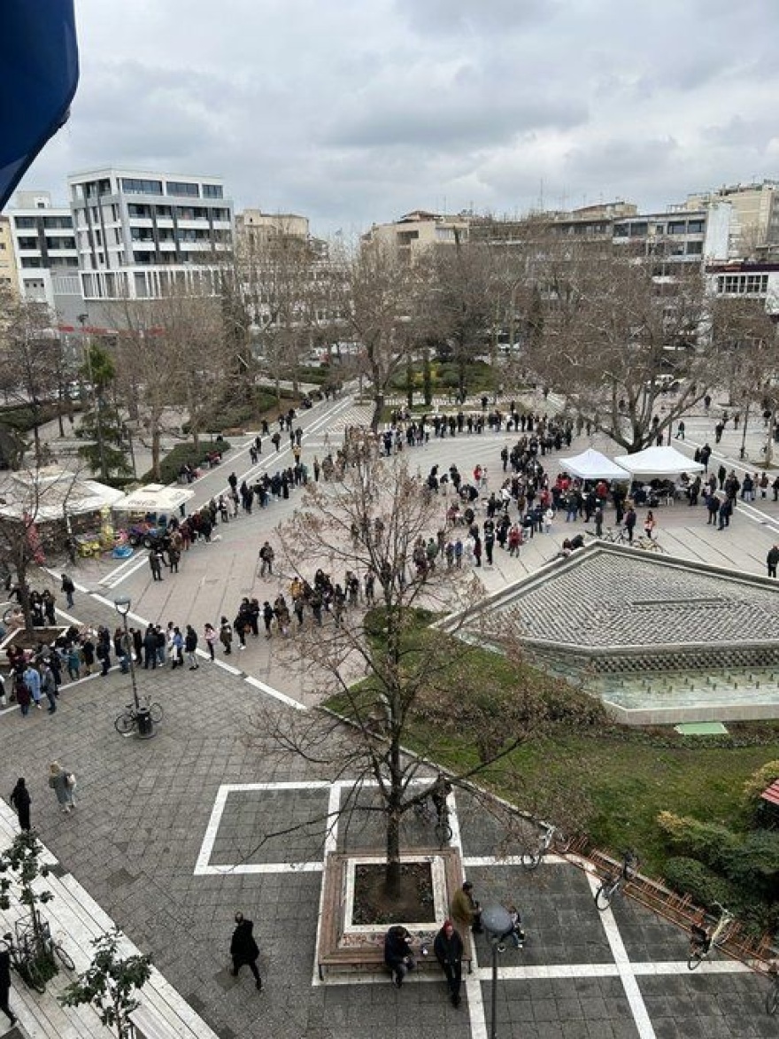 Σύγκρουση τρένων: Συγκινητικές εικόνες στην κεντρική πλατεία της Λάρισας - Ουρές για την έκτακτη αιμοδοσία