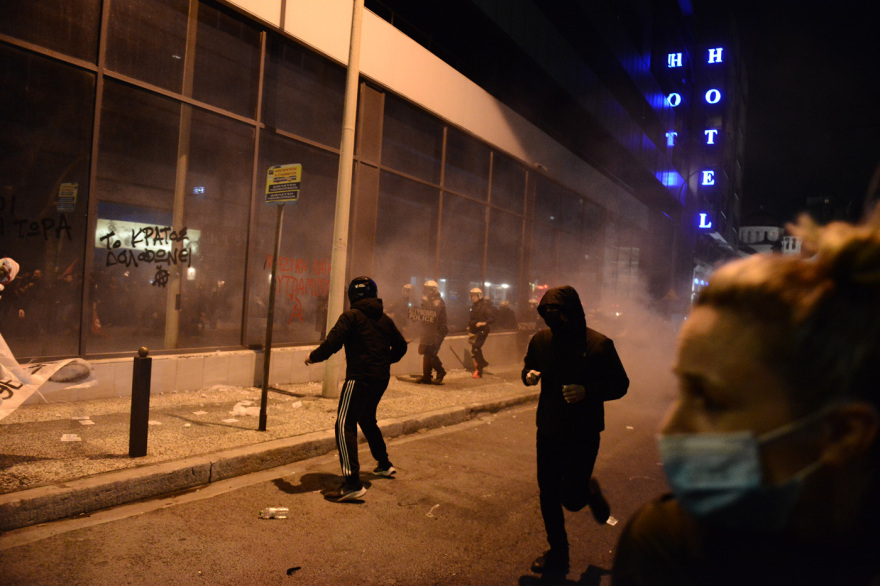 Επεισόδια στο Σύνταγμα και έξω από τα γραφεία της Hellenic Train - Κλειστή η Συγγρού από το ύψος του σταθμού μετρό «Φιξ»