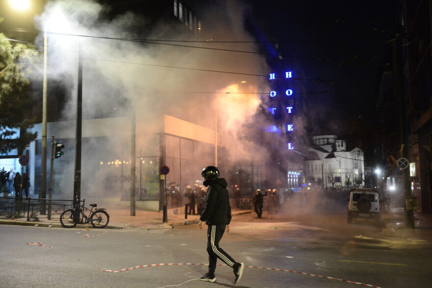 Επεισόδια στο Σύνταγμα και έξω από τα γραφεία της Hellenic Train - Κλειστή η Συγγρού από το ύψος του σταθμού μετρό «Φιξ»