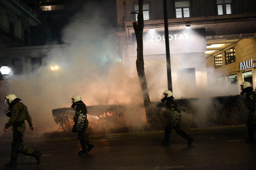 Επεισόδια στο Σύνταγμα και έξω από τα γραφεία της Hellenic Train - Κλειστή η Συγγρού από το ύψος του σταθμού μετρό «Φιξ»
