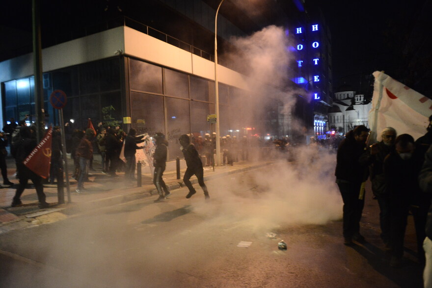 Επεισόδια στο Σύνταγμα και έξω από τα γραφεία της Hellenic Train - Κλειστή η Συγγρού από το ύψος του σταθμού μετρό «Φιξ»