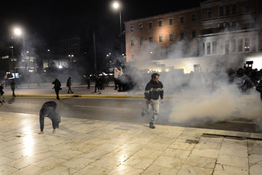 Επεισόδια στο Σύνταγμα και έξω από τα γραφεία της Hellenic Train - Κλειστή η Συγγρού από το ύψος του σταθμού μετρό «Φιξ»