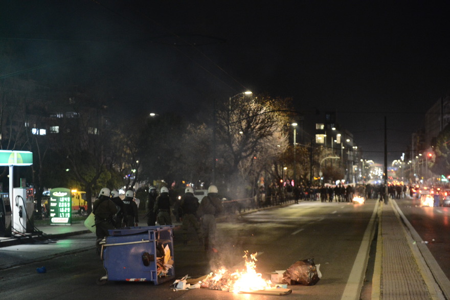 Επεισόδια και χημικά στο κέντρο της Αθήνας - Άγνωστοι κατέστρεψαν στάσεις λεωφορείων και τζαμαρία ξενοδοχείου