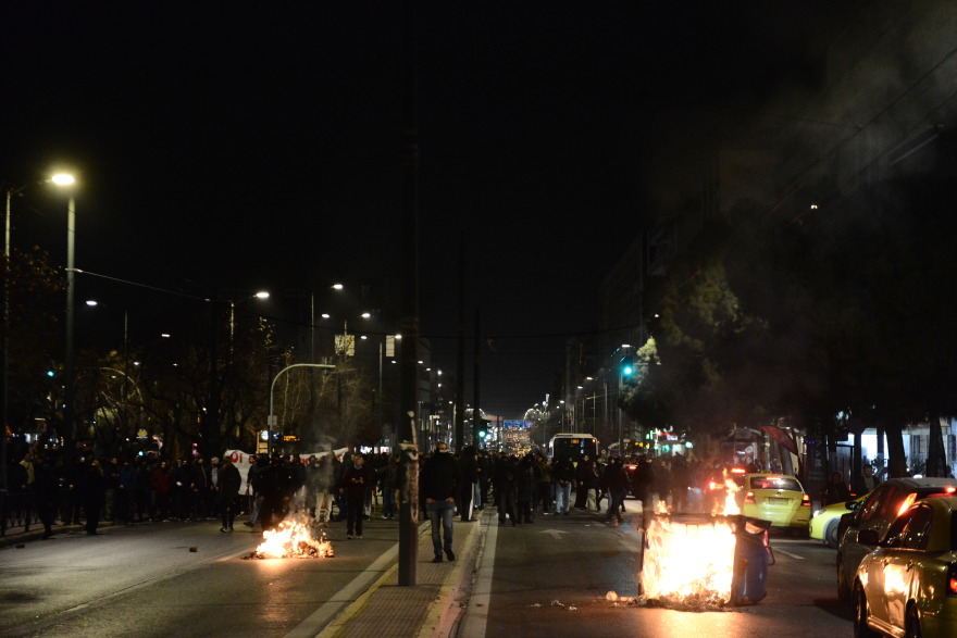Επεισόδια και χημικά στο κέντρο της Αθήνας - Άγνωστοι κατέστρεψαν στάσεις λεωφορείων και τζαμαρία ξενοδοχείου