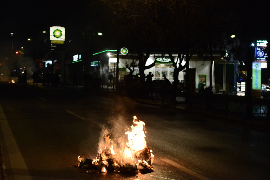 Επεισόδια και χημικά στο κέντρο της Αθήνας - Άγνωστοι κατέστρεψαν στάσεις λεωφορείων και τζαμαρία ξενοδοχείου
