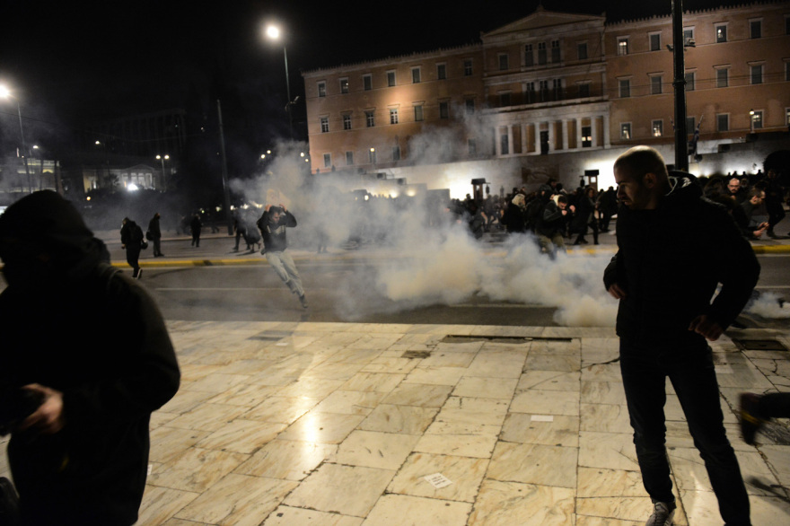 Επεισόδια στο Σύνταγμα και έξω από τα γραφεία της Hellenic Train - Κλειστή η Συγγρού από το ύψος του σταθμού μετρό «Φιξ»