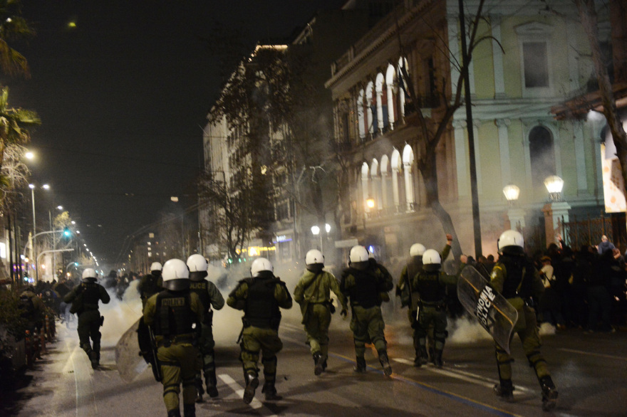 Επεισόδια στο Σύνταγμα και έξω από τα γραφεία της Hellenic Train - Κλειστή η Συγγρού από το ύψος του σταθμού μετρό «Φιξ»