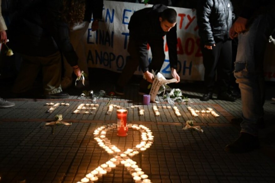 Σύγκρουση τρένων στη Λάρισα: Αφήνουν κεριά και λουλούδια στον σταθμό του ΟΣΕ 