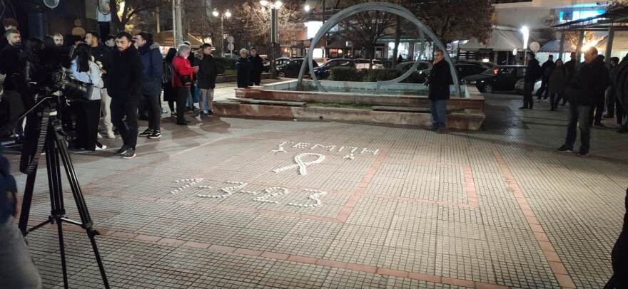 Σύγκρουση τρένων στα Τέμπη: Πολίτες συγκεντρώθηκαν έξω από τον ΟΣΕ στη Λάρισα - «Δεν είναι η κακιά η ώρα που σκοτώνει»