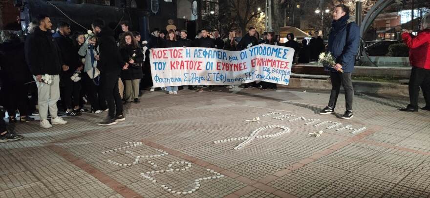 Σύγκρουση τρένων στα Τέμπη: Πολίτες συγκεντρώθηκαν έξω από τον ΟΣΕ στη Λάρισα - «Δεν είναι η κακιά η ώρα που σκοτώνει»