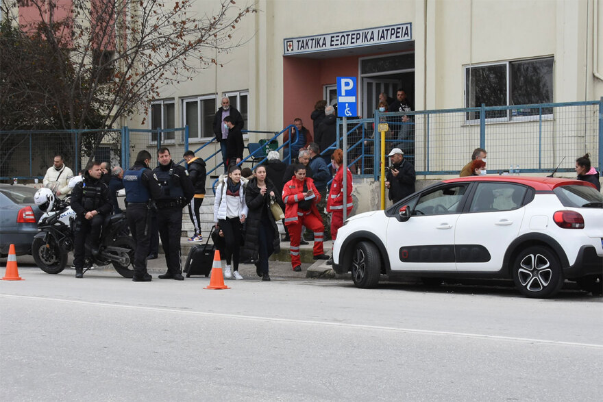 Σύγκρουση τρένων: Τραγικές στιγμές για τους συγγενείς των θυμάτων - Πώς γίνεται η αναγνώριση 