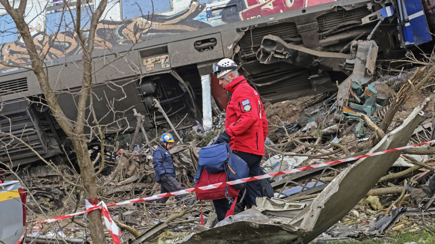 Σύγκρουση τρένων στη Λάρισα: «Ήταν μια κόλαση επί γης, μύριζε θάνατο», δηλώνει 20χρονος επιζών