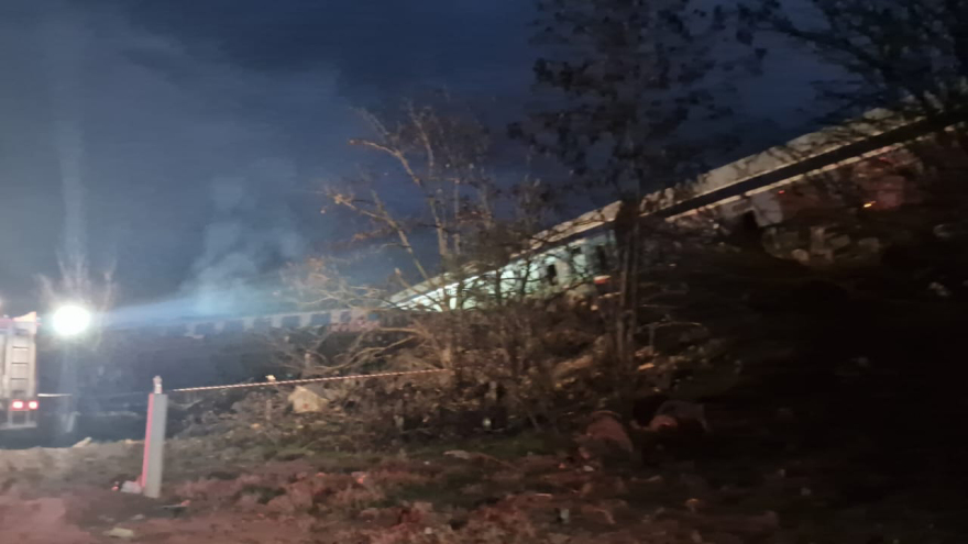 Σύγκρουση τρένων: Ανασύρουν ανθρώπινα μέλη από τα συντρίμμια - Δείτε βίντεο