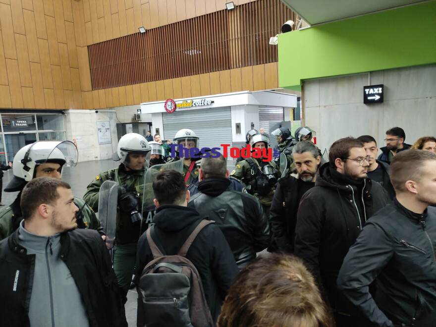 Σύγκρουση τρένων: «Η τραγωδία δεν θα ξεχαστεί» - Διαμαρτυρία φοιτητών στον ΟΣΕ στη Θεσσαλονίκη