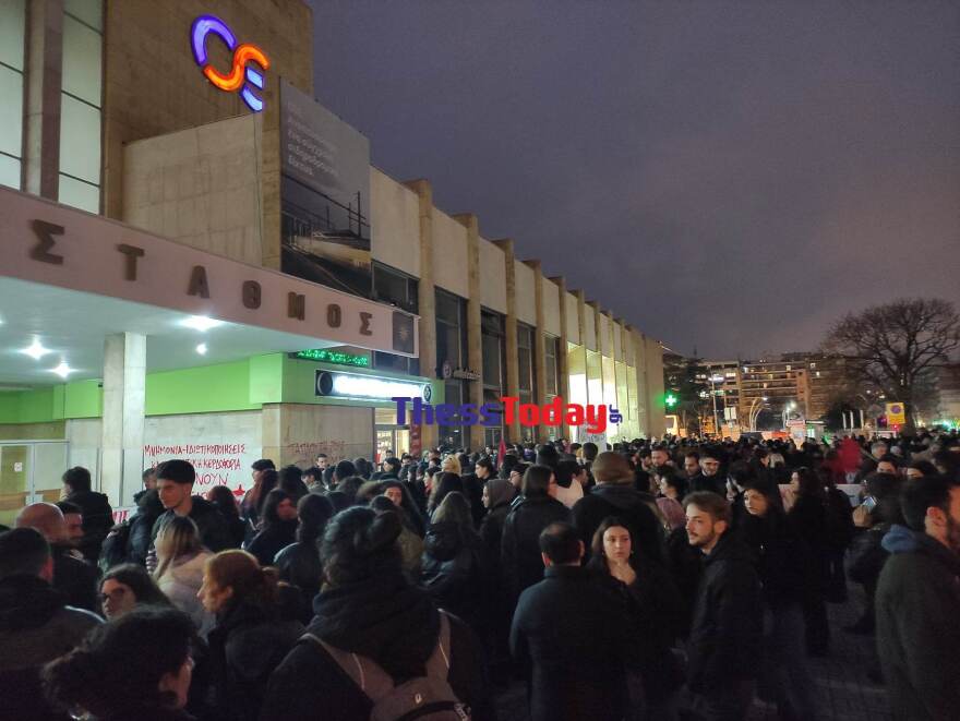 Σύγκρουση τρένων: «Η τραγωδία δεν θα ξεχαστεί» - Διαμαρτυρία φοιτητών στον ΟΣΕ στη Θεσσαλονίκη