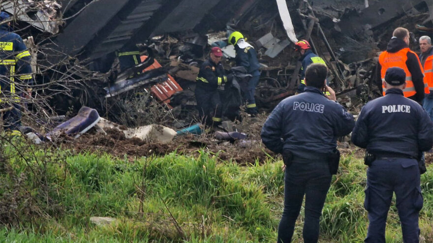 Σύγκρουση τρένων: Ανασύρουν ανθρώπινα μέλη από τα συντρίμμια - Δείτε βίντεο