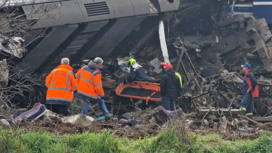 Σύγκρουση τρένων: Ανασύρουν ανθρώπινα μέλη από τα συντρίμμια - Δείτε βίντεο