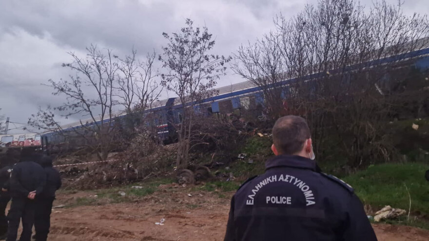 Σύγκρουση τρένων: Ανασύρουν ανθρώπινα μέλη από τα συντρίμμια - Δείτε βίντεο