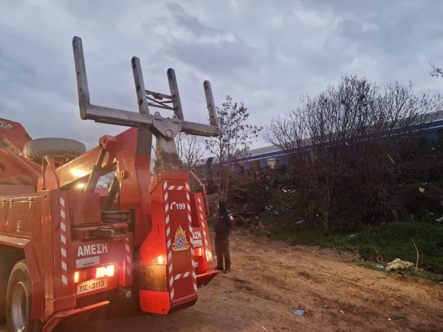 Σύγκρουση τρένων: Ανασύρουν ανθρώπινα μέλη από τα συντρίμμια - Δείτε βίντεο