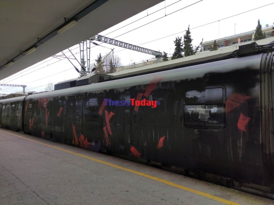 Σύγκρουση στη Λάρισα - Θεσσαλονίκη: Έβαψαν με μαύρη μπογιά βαγόνια του ΟΣΕ για την τραγωδία στα Τέμπη
