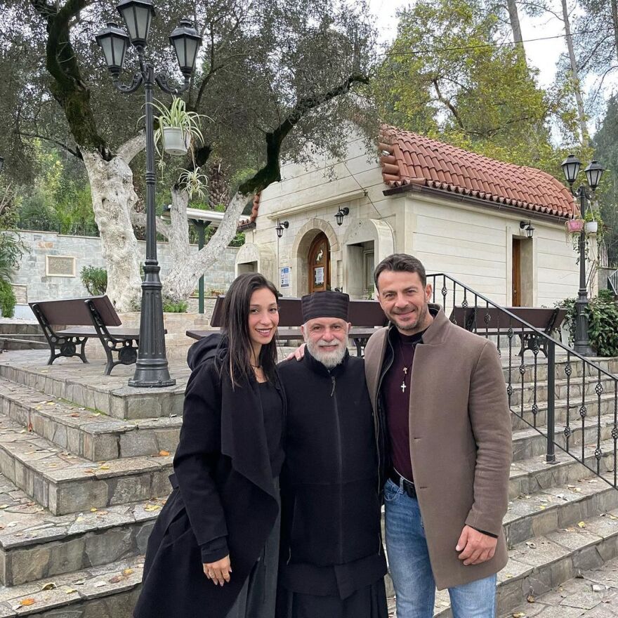 Γιώργος Αγγελόπουλος - Δήμητρα Βαμβακούση: Φωτογραφίζονται αγκαλιά με τον πνευματικό τους