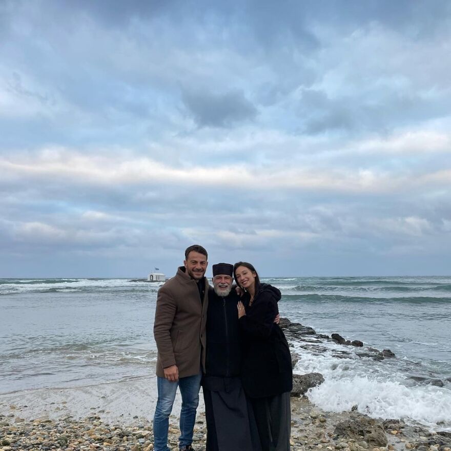 Γιώργος Αγγελόπουλος - Δήμητρα Βαμβακούση: Φωτογραφίζονται αγκαλιά με τον πνευματικό τους