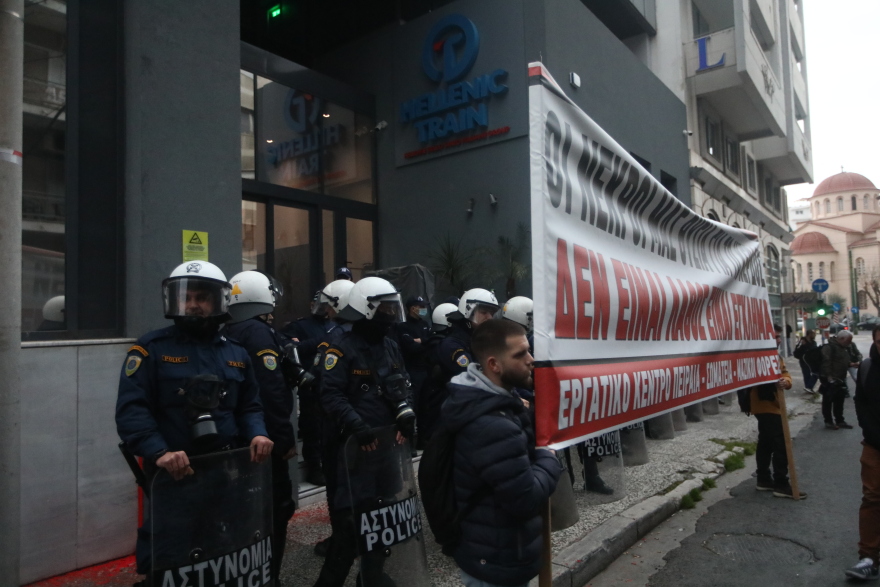 Σύγκρουση τρένων στη Λάρισα: Νέα συγκέντρωση διαμαρτυρίας έξω από την Hellenic Train