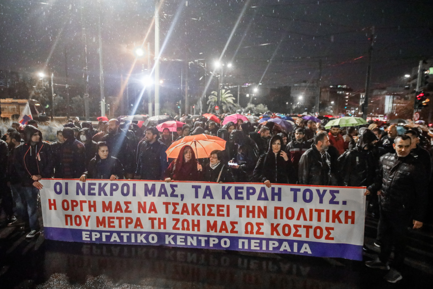 Σύγκρουση τρένων στη Λάρισα: Επεισόδια στην πορεία - Έριξαν φωτοβολίδες, φωτιά σε κάδους στον σταθμό «Αττική»