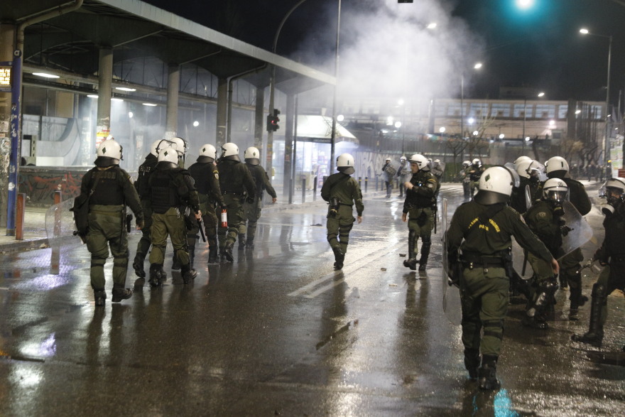 Σύγκρουση τρένων στη Λάρισα: Επεισόδια στην πορεία - Έριξαν φωτοβολίδες, φωτιά σε κάδους στον σταθμό «Αττική»