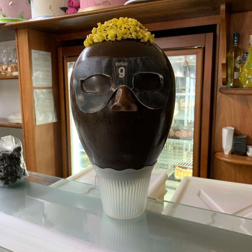 Βίκτορ Οσιμέν: Μετά την τούρτα κυκλοφορεί και σε σοκολατένιο αυγό 