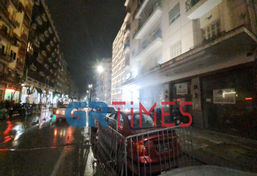 Θεσσαλονίκη: Επεισόδια με πυρσούς και δακρυγόνα στον ΟΣΕ - Πετούσαν πέτρες σε Αστυνομικό Τμήμα