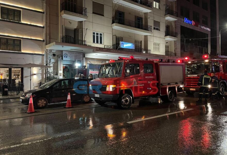 Θεσσαλονίκη: Επεισόδια με πυρσούς και δακρυγόνα στον ΟΣΕ - Πετούσαν πέτρες σε Αστυνομικό Τμήμα