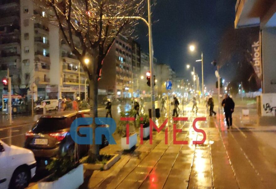 Θεσσαλονίκη: Επεισόδια με πυρσούς και δακρυγόνα στον ΟΣΕ - Πετούσαν πέτρες σε Αστυνομικό Τμήμα