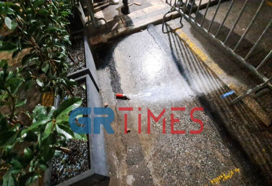 Θεσσαλονίκη: Επεισόδια με πυρσούς και δακρυγόνα στον ΟΣΕ - Πετούσαν πέτρες σε Αστυνομικό Τμήμα