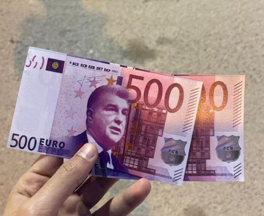 Ρεάλ - Μπαρτσελόνα: Μαδριλένοι διαδήλωσαν κατά της διαφθοράς, πετώντας χαρτονομίσματα με τη φάτσα του Λαπόρτα