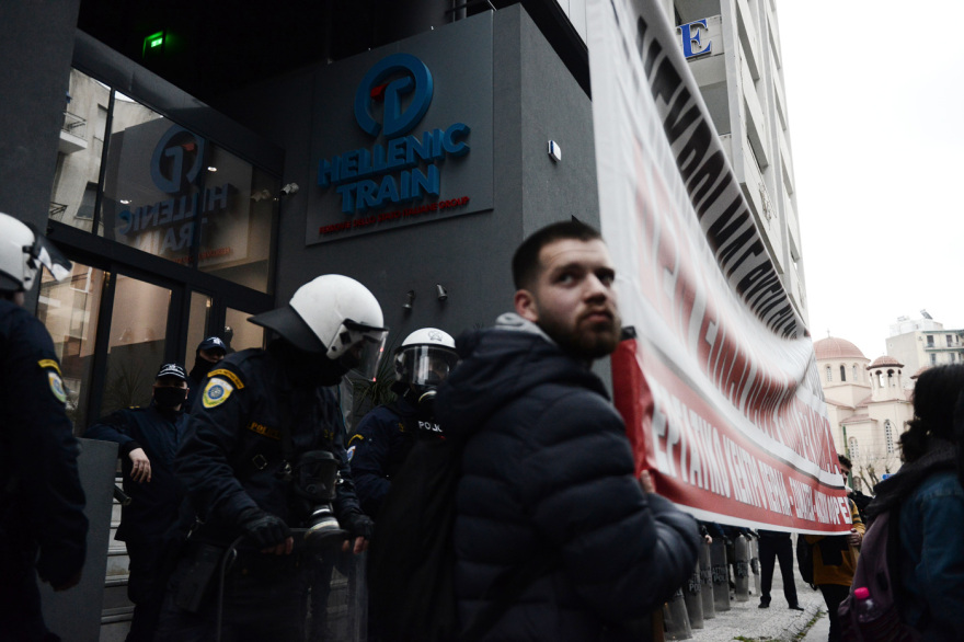 Σύγκρουση τρένων στη Λάρισα: Νέα συγκέντρωση διαμαρτυρίας έξω από την Hellenic Train