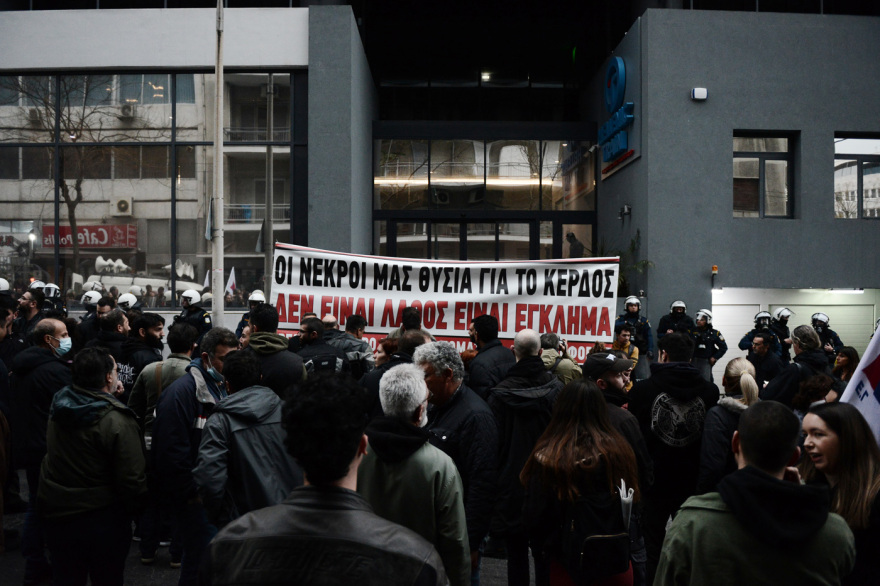 Σύγκρουση τρένων στη Λάρισα: Νέα συγκέντρωση διαμαρτυρίας έξω από την Hellenic Train