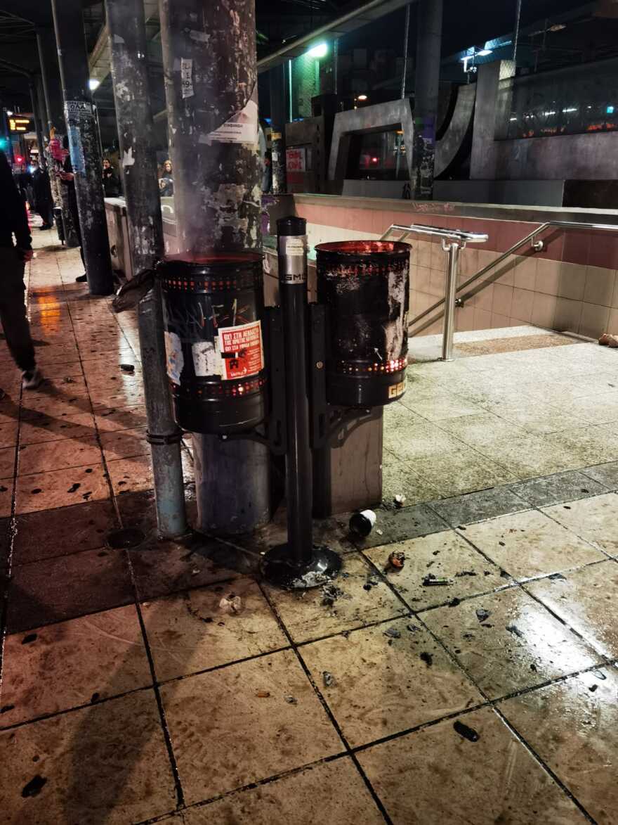 Σύγκρουση τρένων στη Λάρισα: Επεισόδια στην πορεία - Έριξαν φωτοβολίδες, φωτιά σε κάδους στον σταθμό «Αττική»